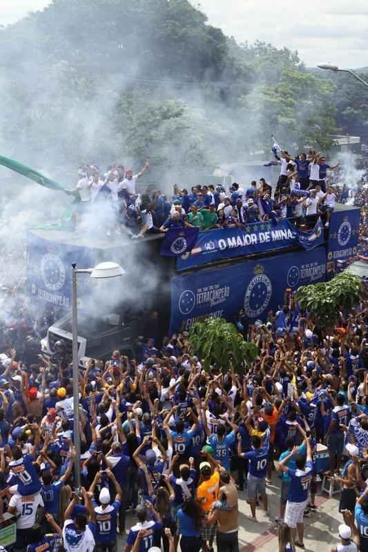 O abrao nos tetracampees: torcida do Cruzeiro festeja jogadores no caminho at o Mineiro