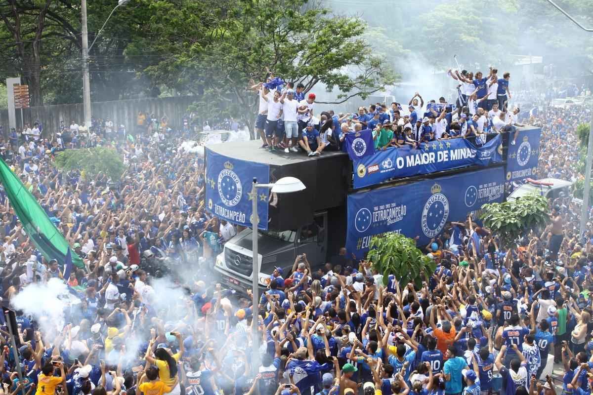 O abrao nos tetracampees: torcida do Cruzeiro festeja jogadores no caminho at o Mineiro