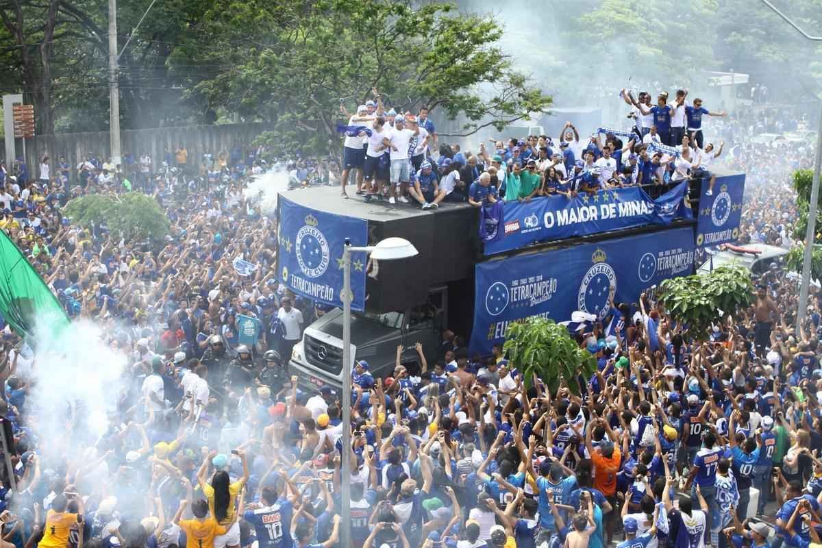 O abrao nos tetracampees: torcida do Cruzeiro festeja jogadores no caminho at o Mineiro