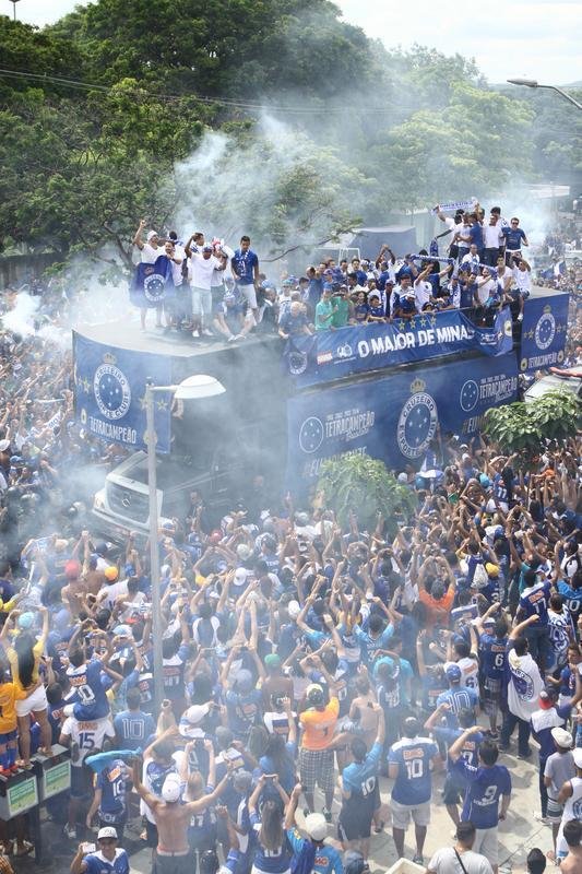 O abrao nos tetracampees: torcida do Cruzeiro festeja jogadores no caminho at o Mineiro