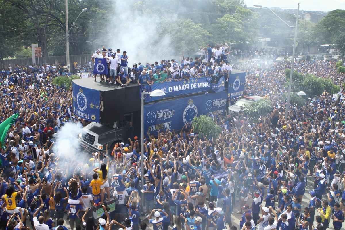 O abrao nos tetracampees: torcida do Cruzeiro festeja jogadores no caminho at o Mineiro