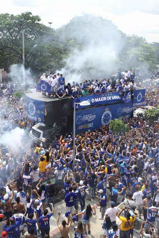 O abrao nos tetracampees: torcida do Cruzeiro festeja jogadores no caminho at o Mineiro