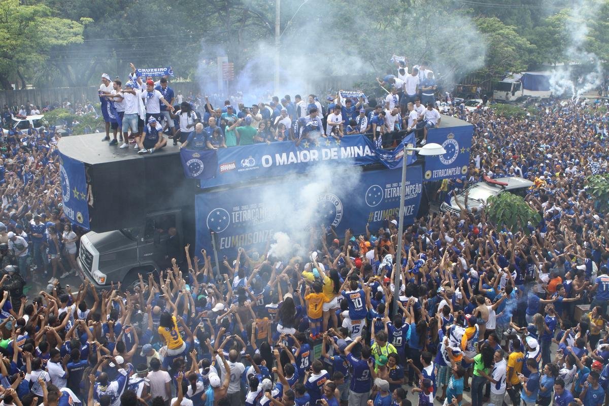 O abrao nos tetracampees: torcida do Cruzeiro festeja jogadores no caminho at o Mineiro