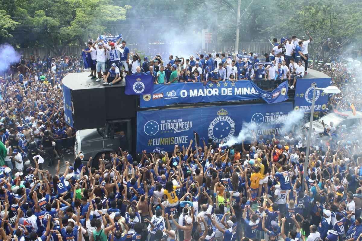 O abrao nos tetracampees: torcida do Cruzeiro festeja jogadores no caminho at o Mineiro