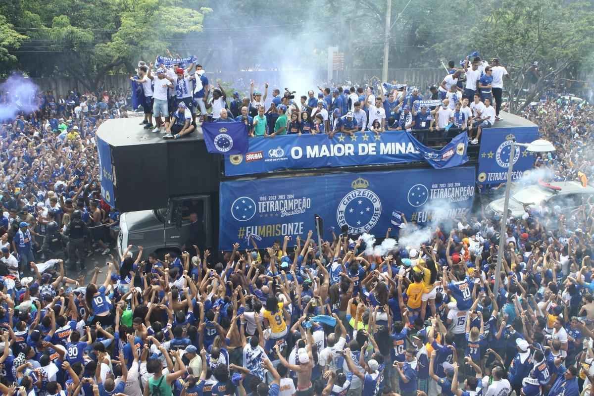 O abrao nos tetracampees: torcida do Cruzeiro festeja jogadores no caminho at o Mineiro
