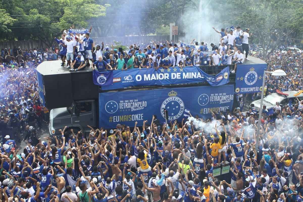 O abrao nos tetracampees: torcida do Cruzeiro festeja jogadores no caminho at o Mineiro