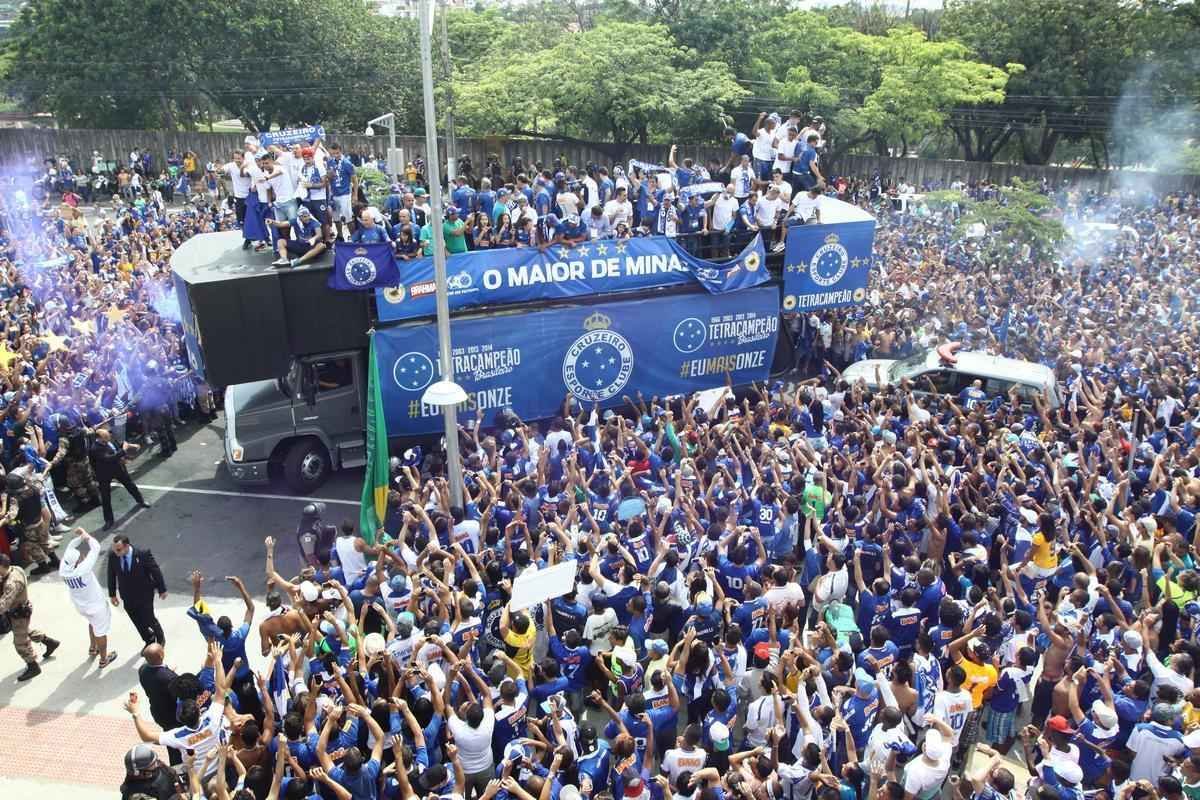 O abrao nos tetracampees: torcida do Cruzeiro festeja jogadores no caminho at o Mineiro