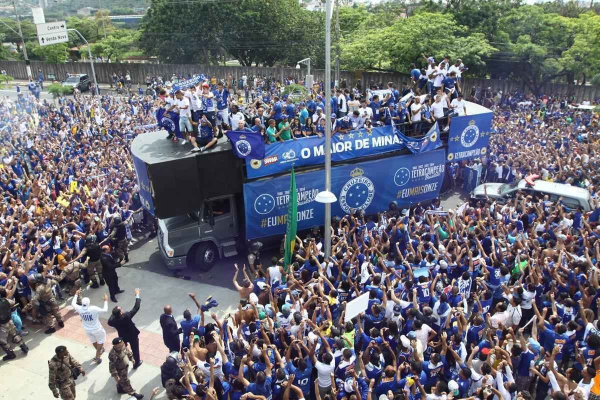 O abrao nos tetracampees: torcida do Cruzeiro festeja jogadores no caminho at o Mineiro