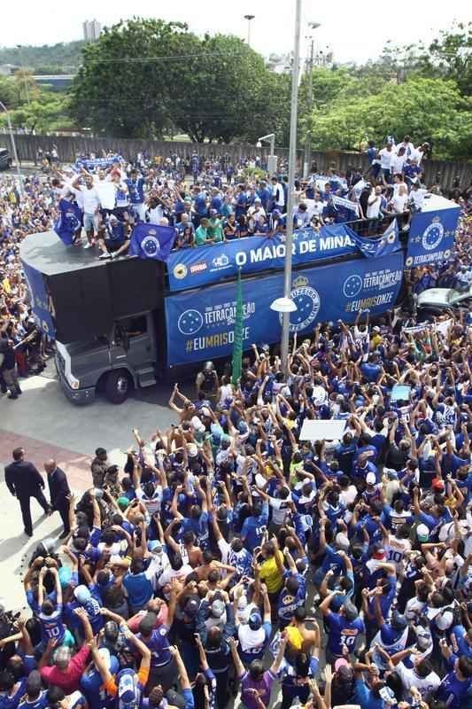 O abrao nos tetracampees: torcida do Cruzeiro festeja jogadores no caminho at o Mineiro
