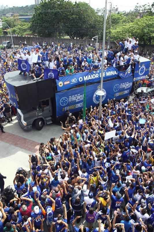 O abrao nos tetracampees: torcida do Cruzeiro festeja jogadores no caminho at o Mineiro