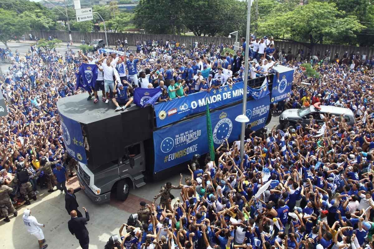 O abrao nos tetracampees: torcida do Cruzeiro festeja jogadores no caminho at o Mineiro