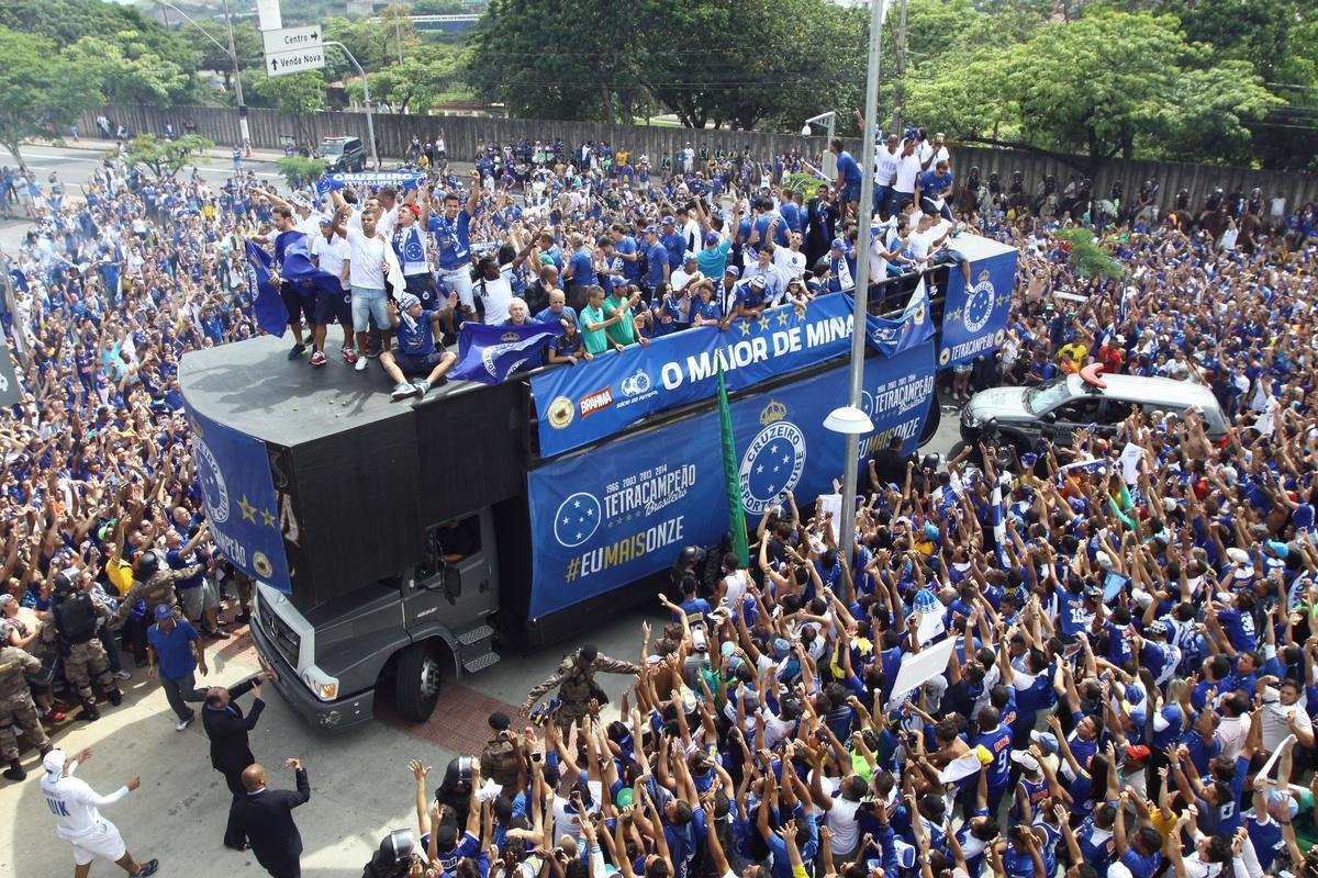 O abrao nos tetracampees: torcida do Cruzeiro festeja jogadores no caminho at o Mineiro