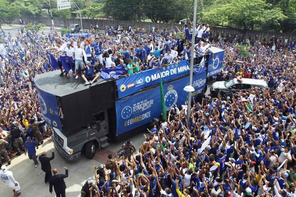 O abrao nos tetracampees: torcida do Cruzeiro festeja jogadores no caminho at o Mineiro