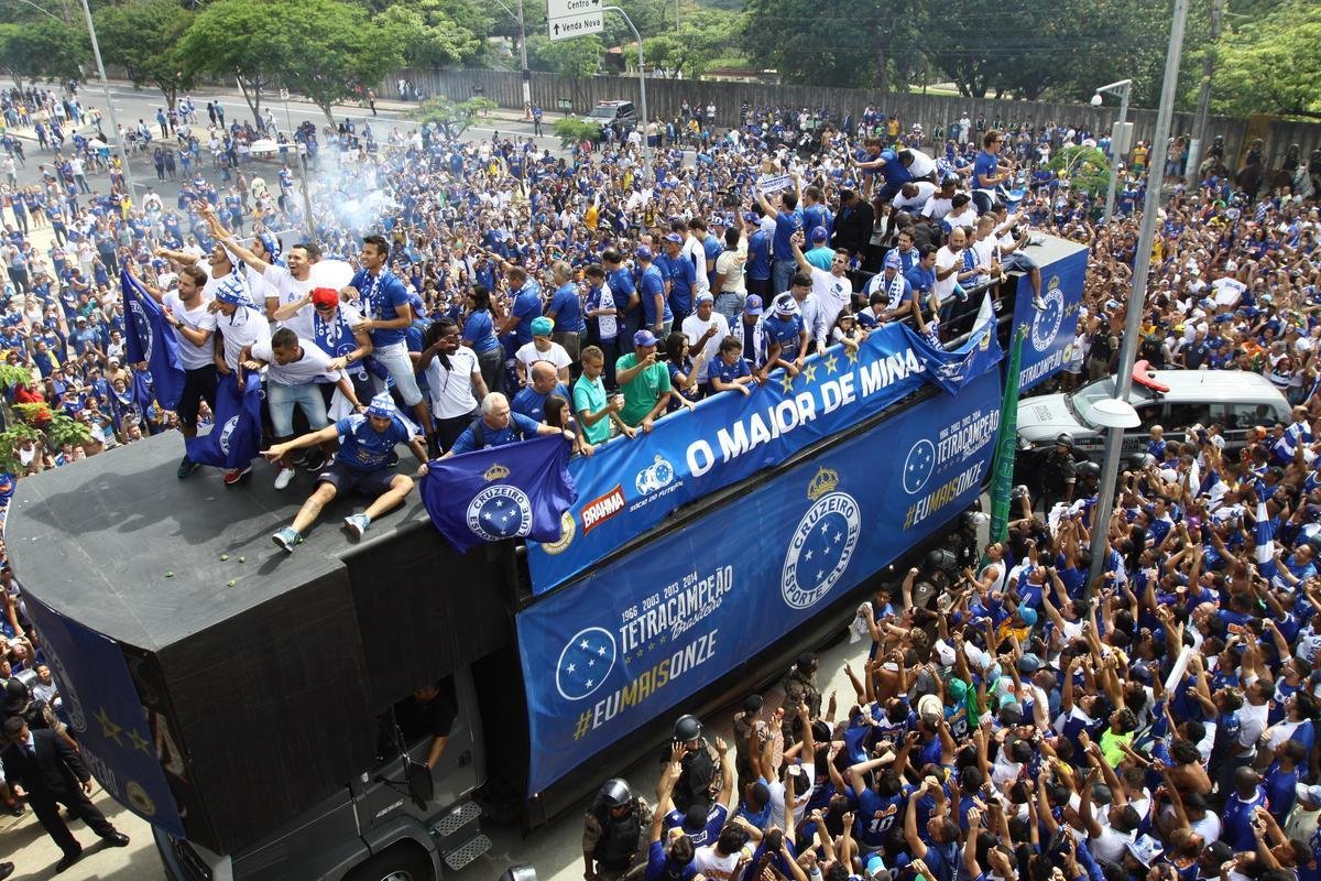 O abrao nos tetracampees: torcida do Cruzeiro festeja jogadores no caminho at o Mineiro