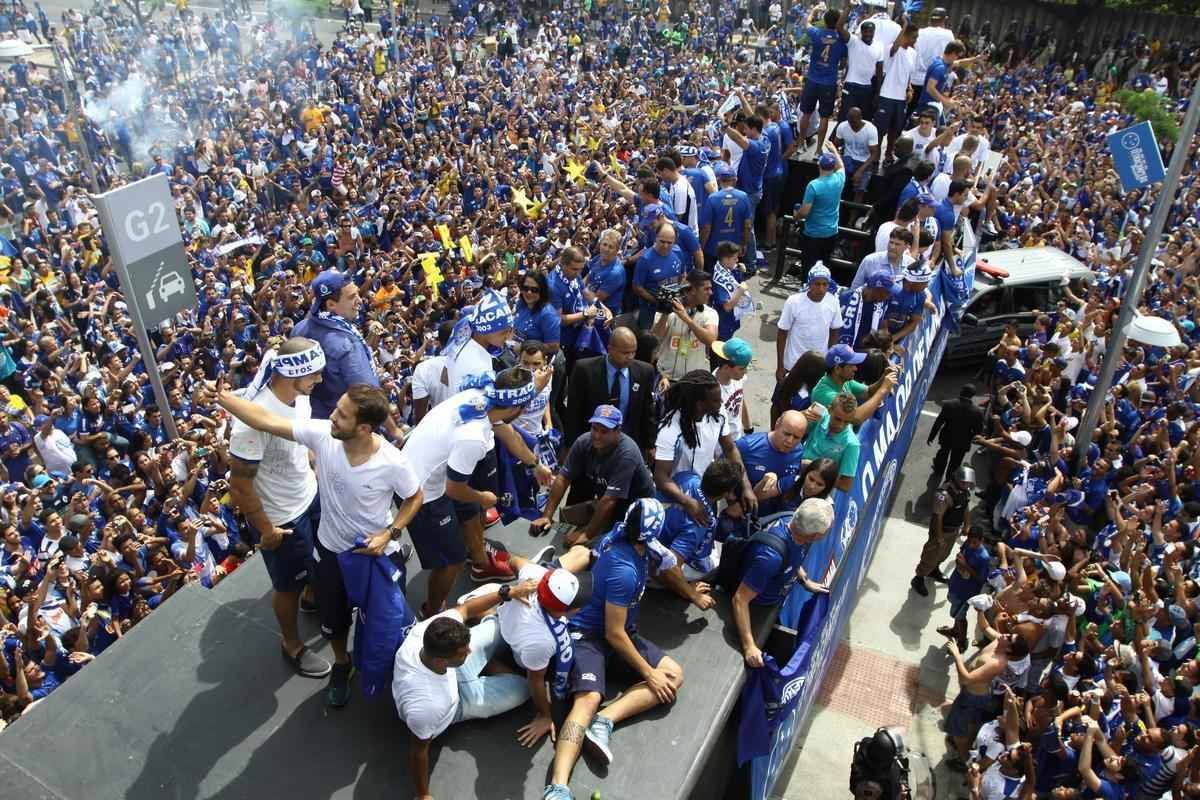 O abrao nos tetracampees: torcida do Cruzeiro festeja jogadores no caminho at o Mineiro