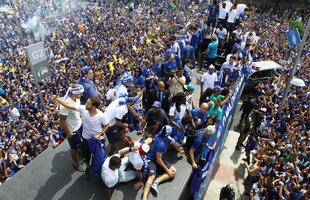 O abraço nos tetracampeões: torcida do Cruzeiro festeja jogadores no caminho até o Mineirão