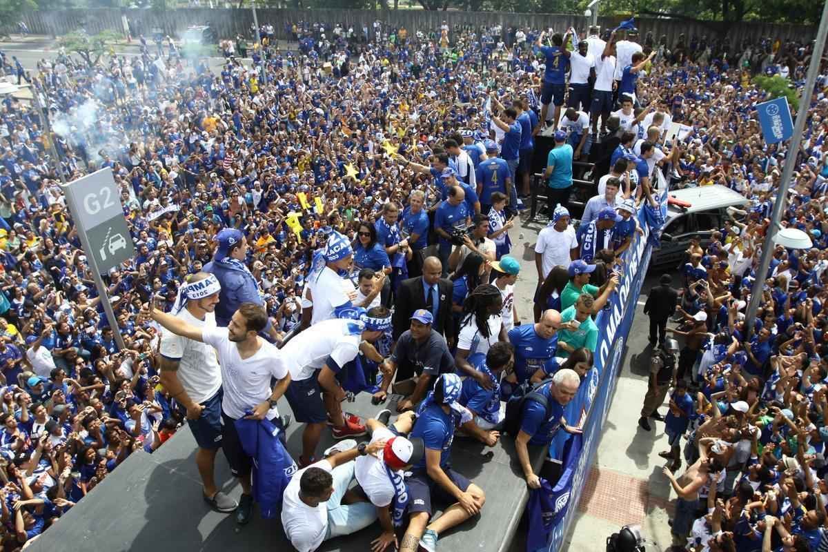 O abrao nos tetracampees: torcida do Cruzeiro festeja jogadores no caminho at o Mineiro