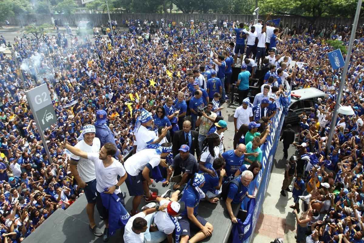 O abrao nos tetracampees: torcida do Cruzeiro festeja jogadores no caminho at o Mineiro