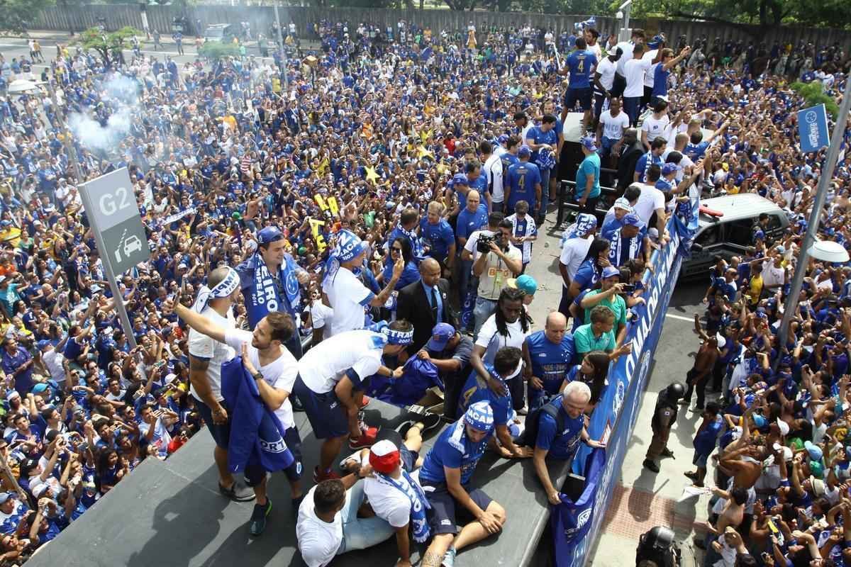 O abrao nos tetracampees: torcida do Cruzeiro festeja jogadores no caminho at o Mineiro