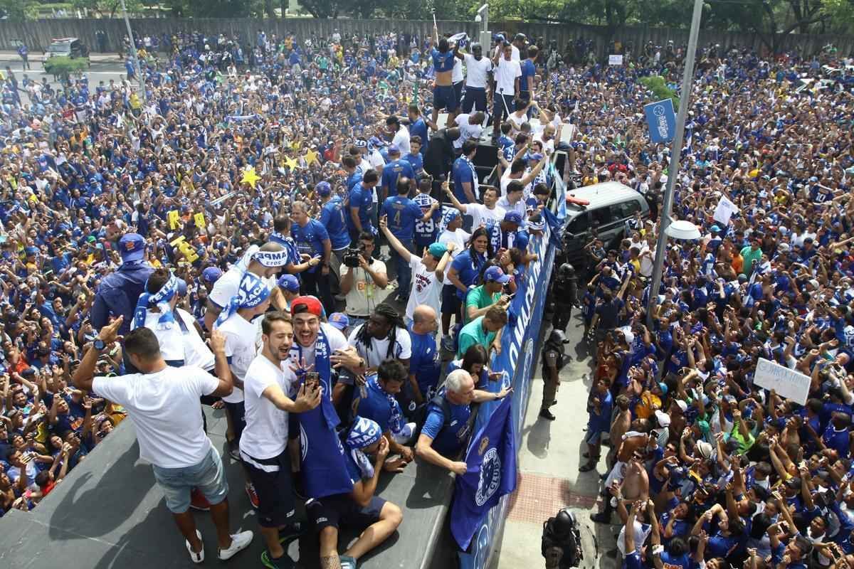 O abrao nos tetracampees: torcida do Cruzeiro festeja jogadores no caminho at o Mineiro