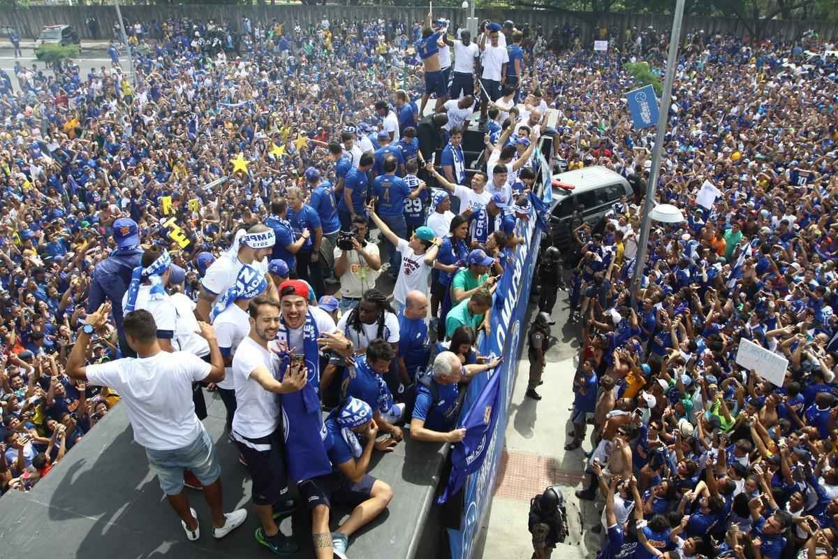 O abrao nos tetracampees: torcida do Cruzeiro festeja jogadores no caminho at o Mineiro