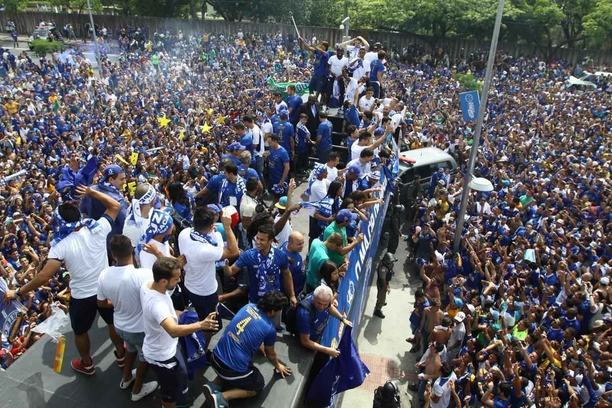 O abrao nos tetracampees: torcida do Cruzeiro festeja jogadores no caminho at o Mineiro