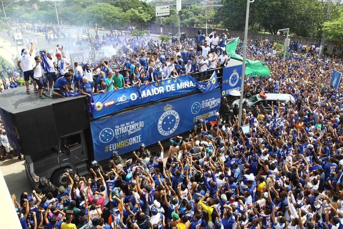 O abrao nos tetracampees: torcida do Cruzeiro festeja jogadores no caminho at o Mineiro