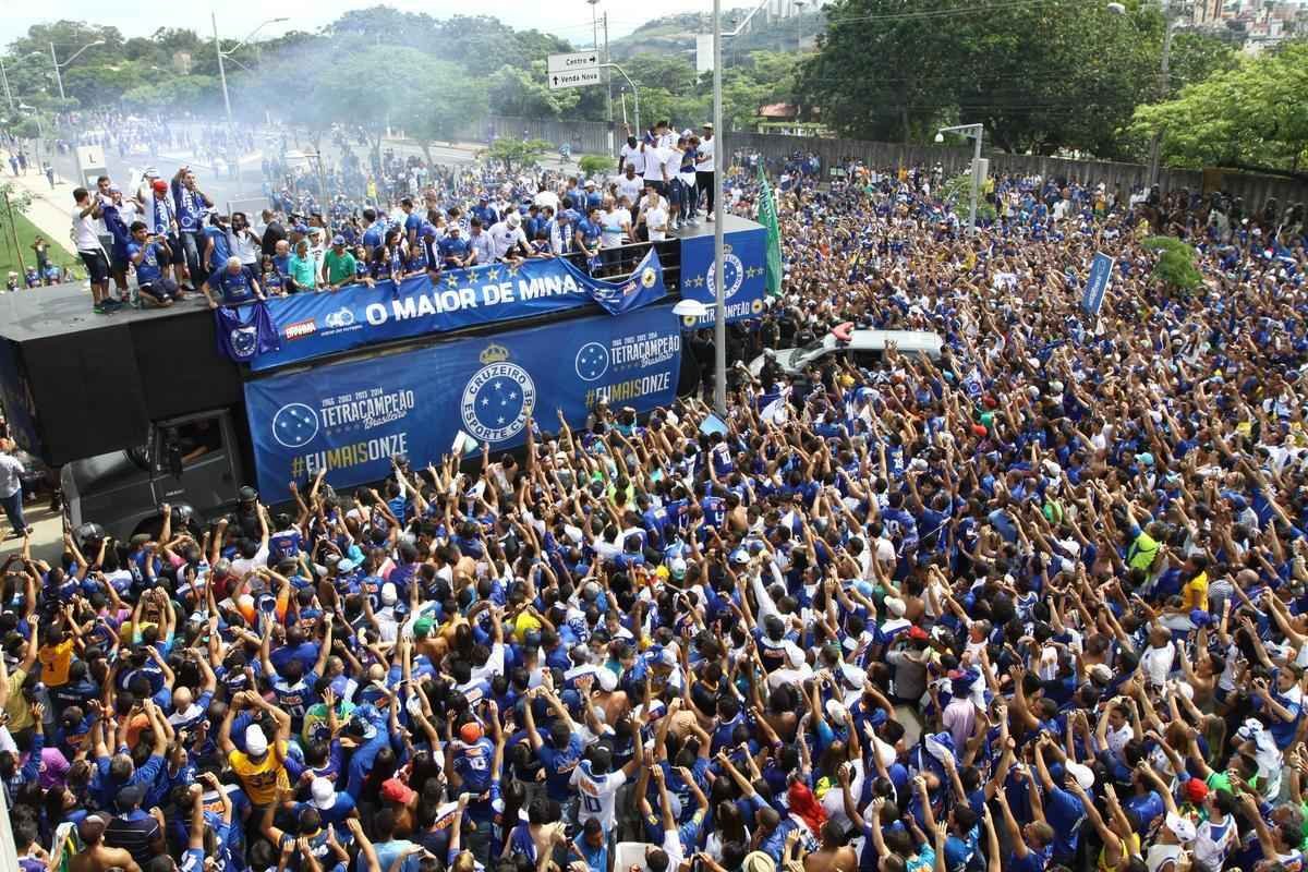O abrao nos tetracampees: torcida do Cruzeiro festeja jogadores no caminho at o Mineiro