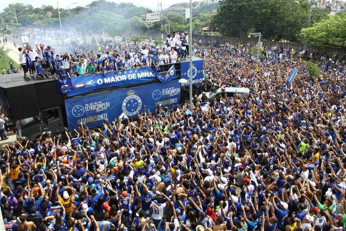 O abrao nos tetracampees: torcida do Cruzeiro festeja jogadores no caminho at o Mineiro