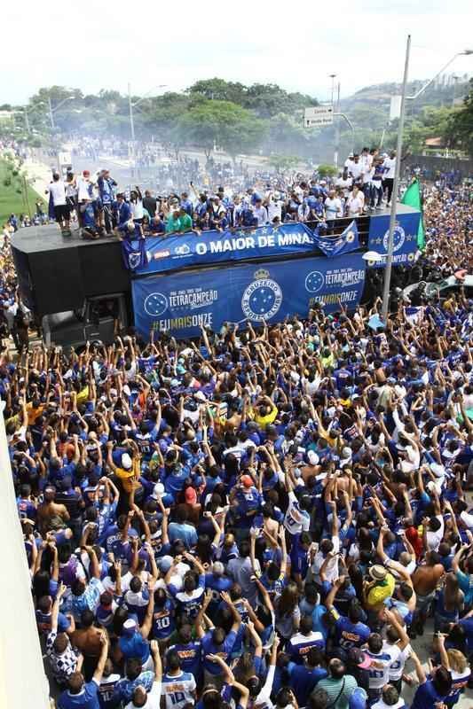 O abrao nos tetracampees: torcida do Cruzeiro festeja jogadores no caminho at o Mineiro