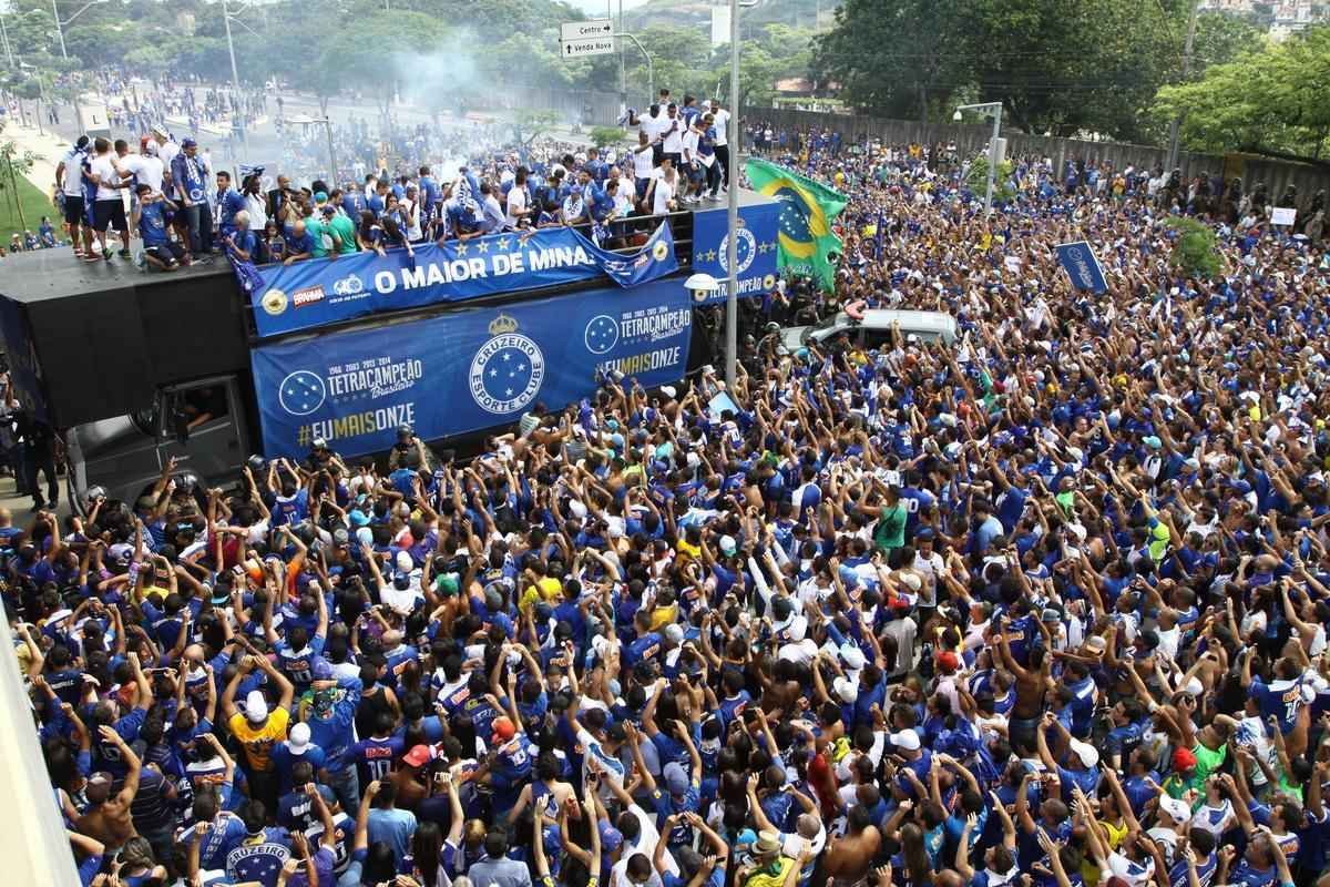 O abrao nos tetracampees: torcida do Cruzeiro festeja jogadores no caminho at o Mineiro