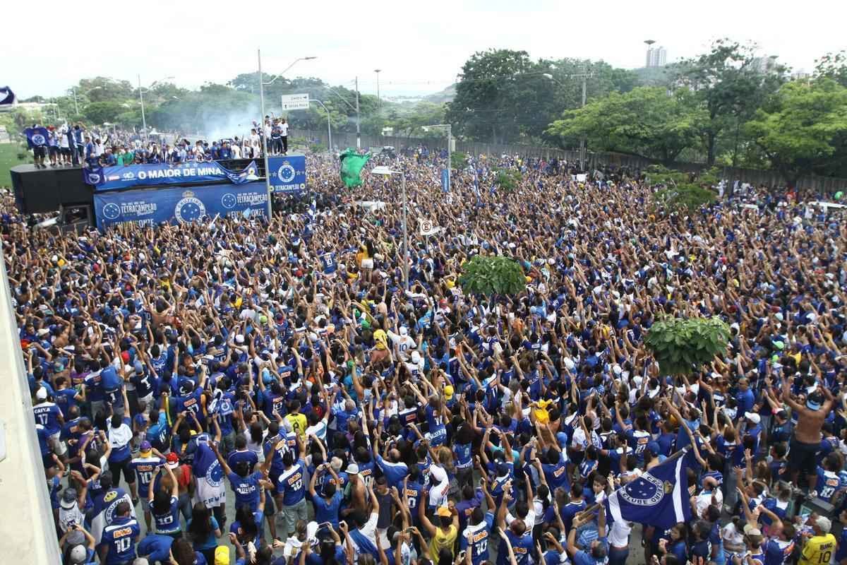 O abrao nos tetracampees: torcida do Cruzeiro festeja jogadores no caminho at o Mineiro
