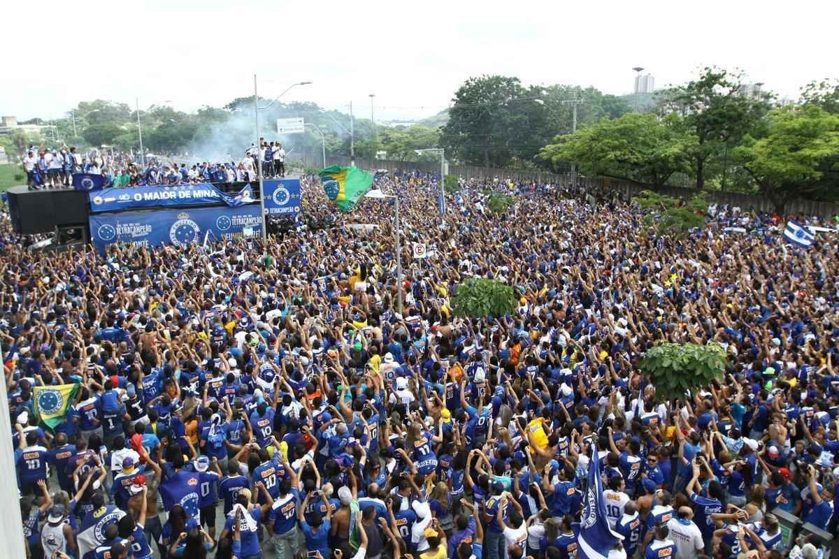 O abrao nos tetracampees: torcida do Cruzeiro festeja jogadores no caminho at o Mineiro