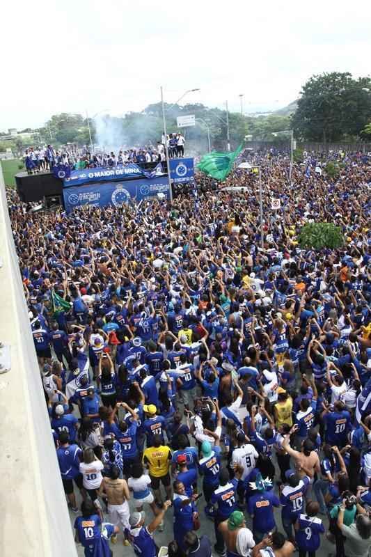 O abrao nos tetracampees: torcida do Cruzeiro festeja jogadores no caminho at o Mineiro