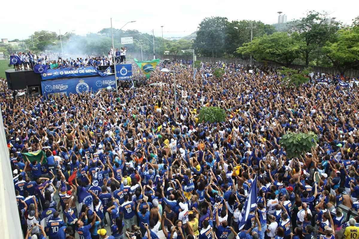 O abrao nos tetracampees: torcida do Cruzeiro festeja jogadores no caminho at o Mineiro