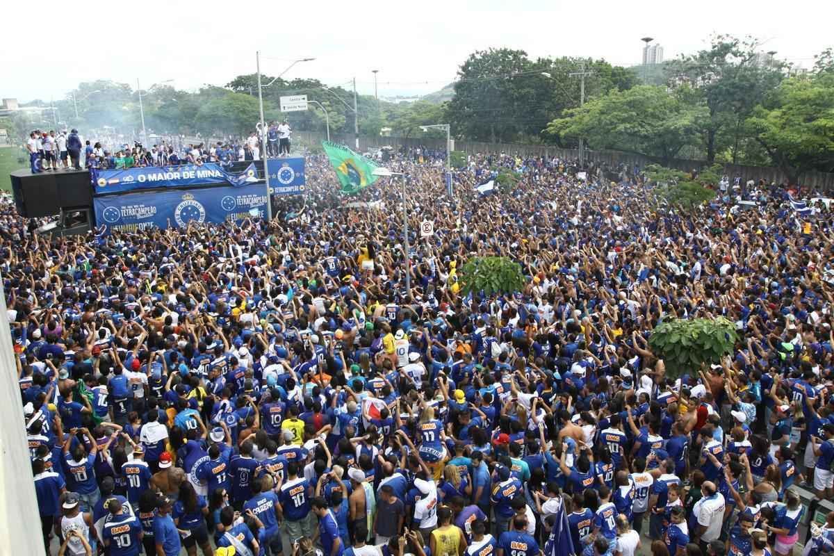 O abrao nos tetracampees: torcida do Cruzeiro festeja jogadores no caminho at o Mineiro