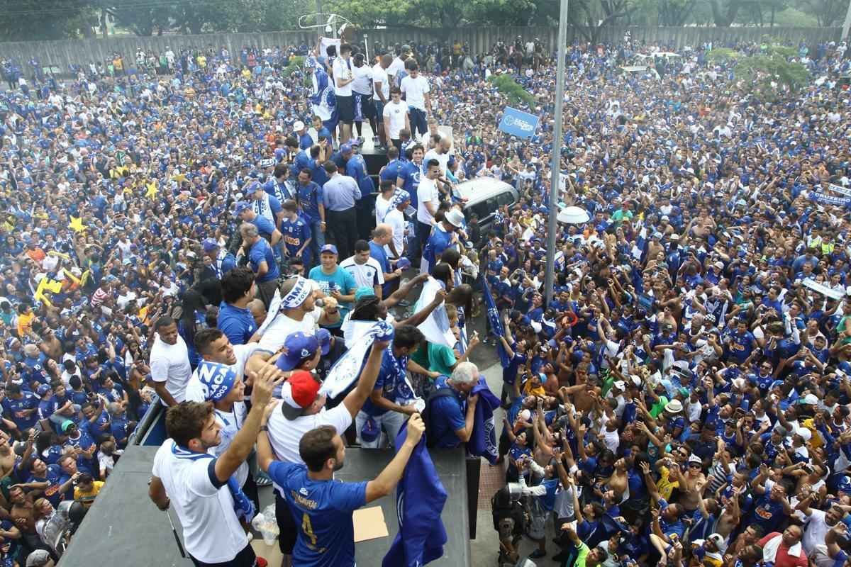 O abrao nos tetracampees: torcida do Cruzeiro festeja jogadores no caminho at o Mineiro