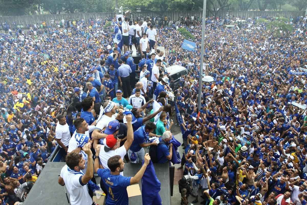 O abrao nos tetracampees: torcida do Cruzeiro festeja jogadores no caminho at o Mineiro