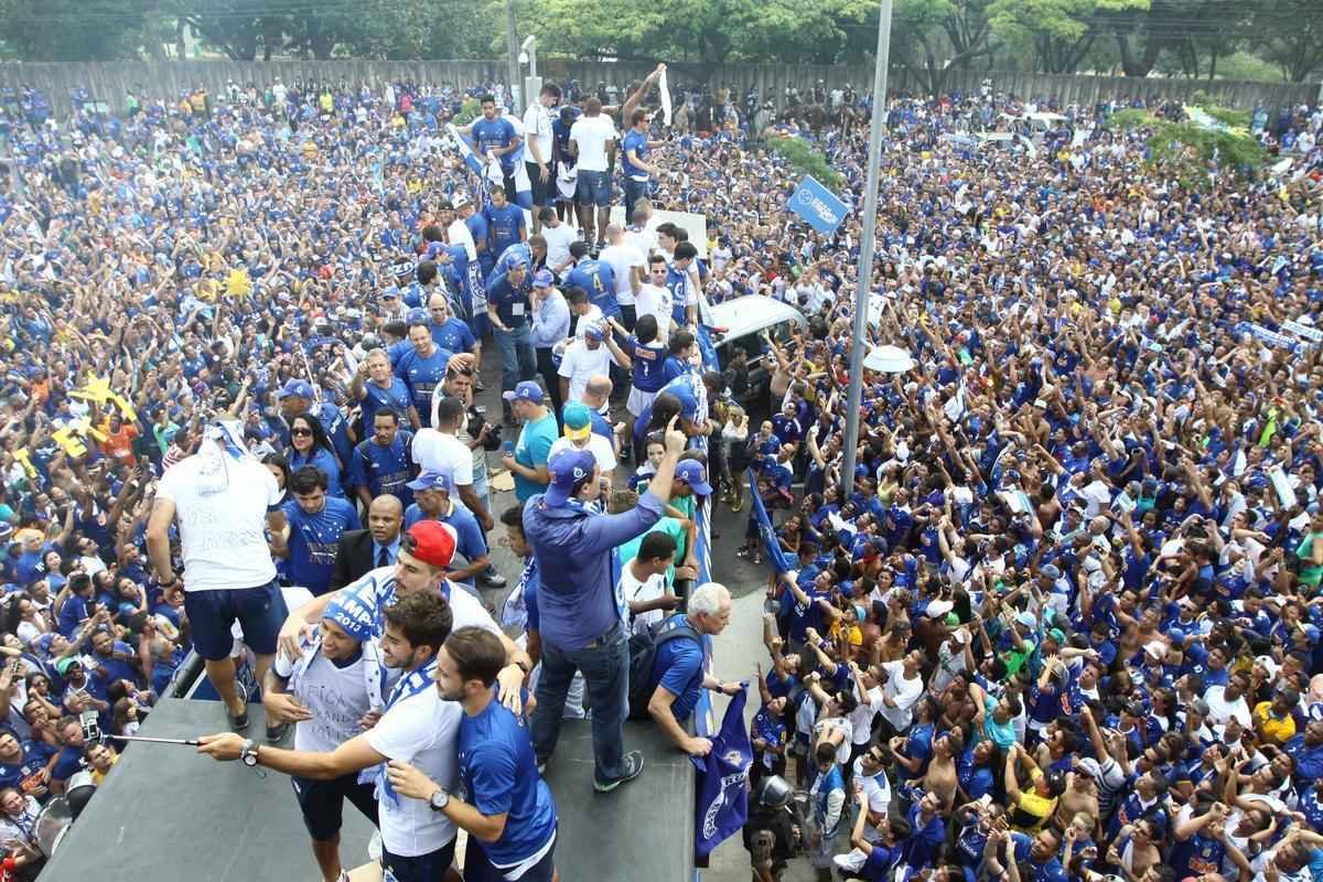 O abrao nos tetracampees: torcida do Cruzeiro festeja jogadores no caminho at o Mineiro