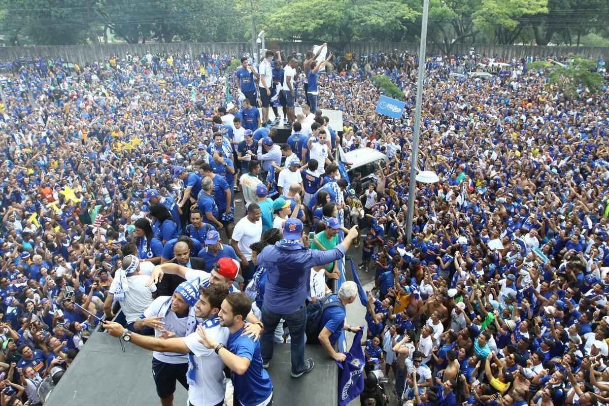 O abrao nos tetracampees: torcida do Cruzeiro festeja jogadores no caminho at o Mineiro