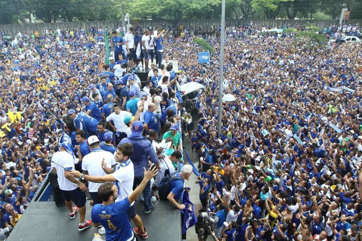 O abrao nos tetracampees: torcida do Cruzeiro festeja jogadores no caminho at o Mineiro