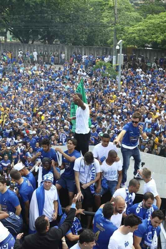 O abrao nos tetracampees: torcida do Cruzeiro festeja jogadores no caminho at o Mineiro