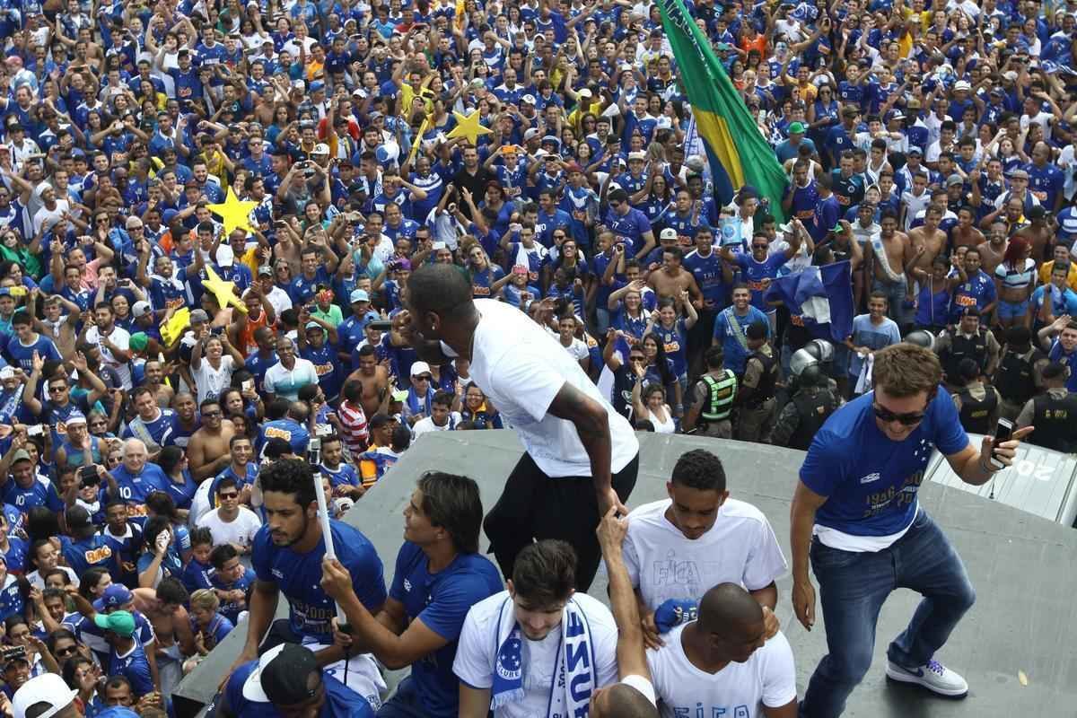 O abrao nos tetracampees: torcida do Cruzeiro festeja jogadores no caminho at o Mineiro