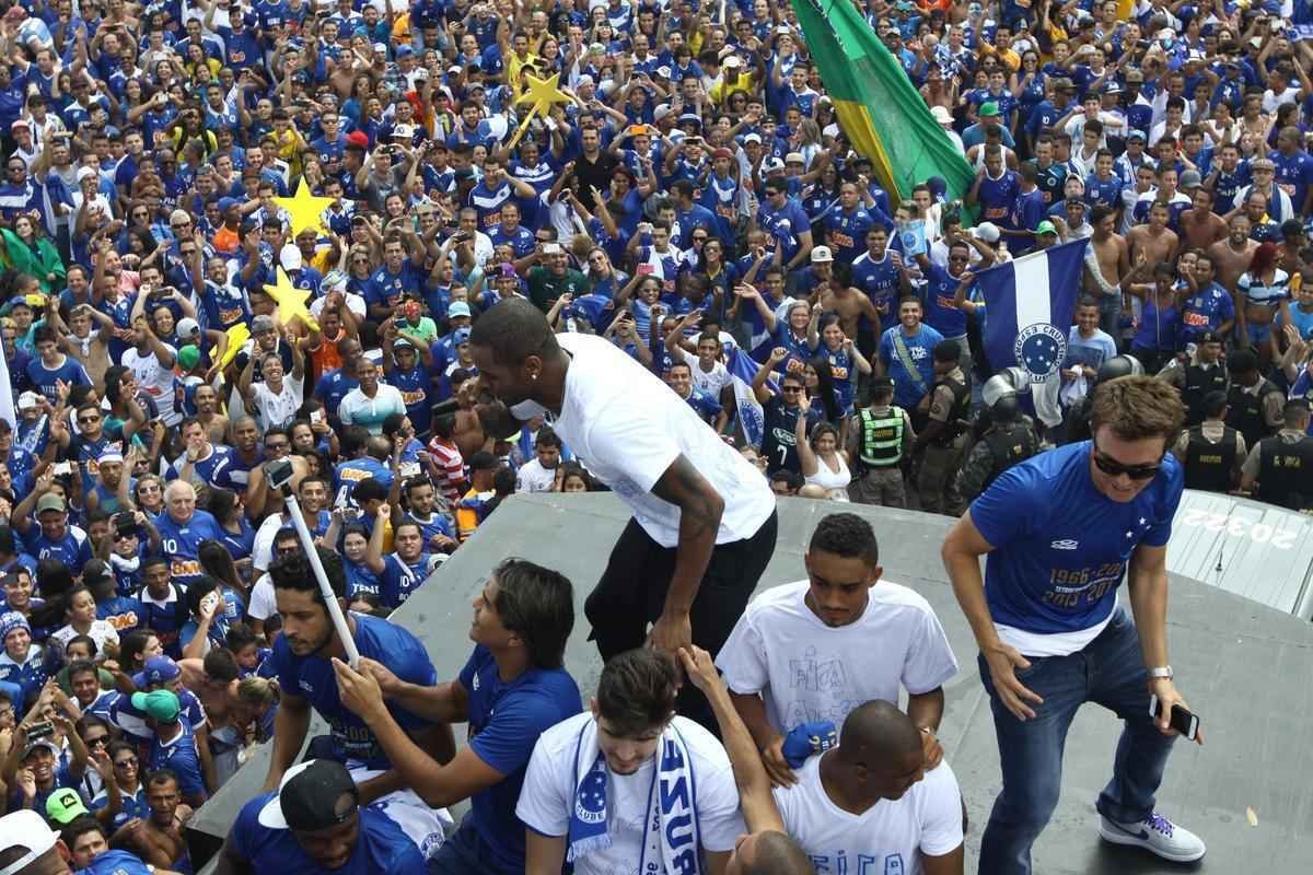 O abrao nos tetracampees: torcida do Cruzeiro festeja jogadores no caminho at o Mineiro