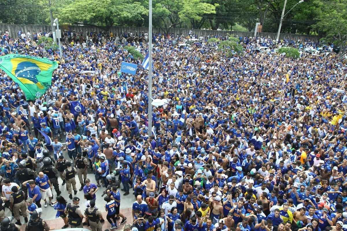 O abrao nos tetracampees: torcida do Cruzeiro festeja jogadores no caminho at o Mineiro