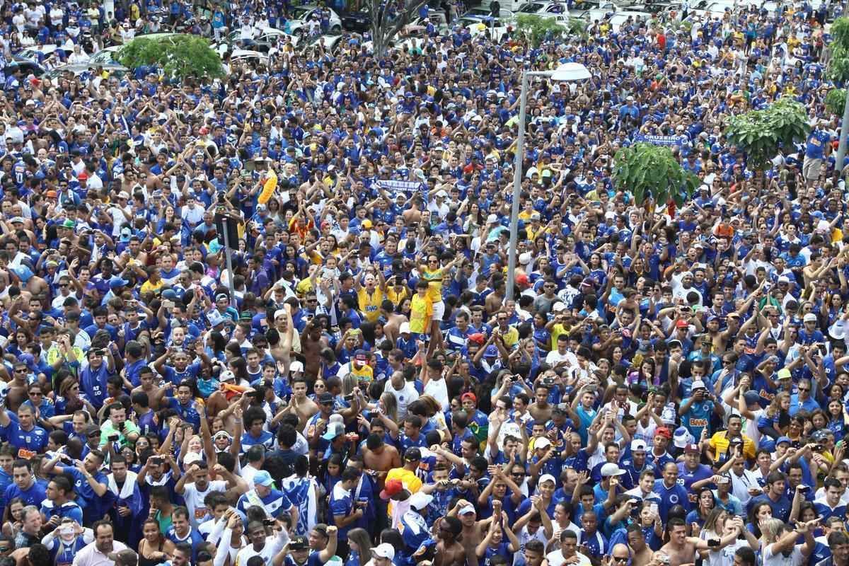 O abrao nos tetracampees: torcida do Cruzeiro festeja jogadores no caminho at o Mineiro