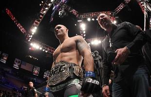 Na luta principal da noite, Lawler vence Hendricks por deciso unnime e se torna o novo campeo dos meio-mdios do UFC