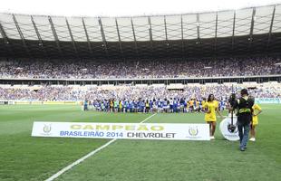 Dia de festa: Cruzeiro recebe taça de campeão brasileiro em jogo contra o Fluminense, no Mineirão