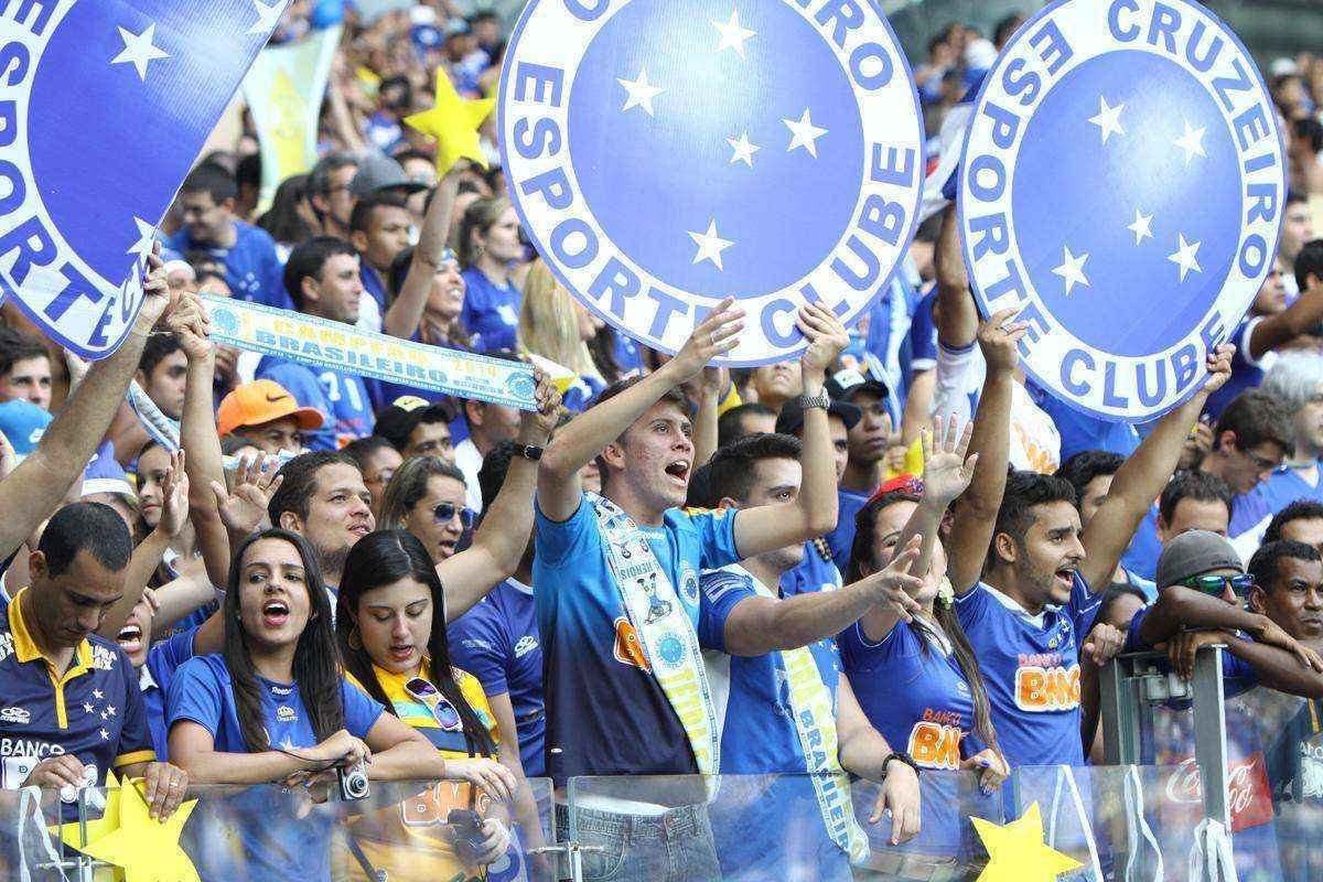 Mais de 46 mil torcedores festejaram a vitria do Cruzeiro sobre o Fluminense, no Mineiro, por 2 a 1. Clube celeste ergueu o trofu de campeo brasileiro de 2014.