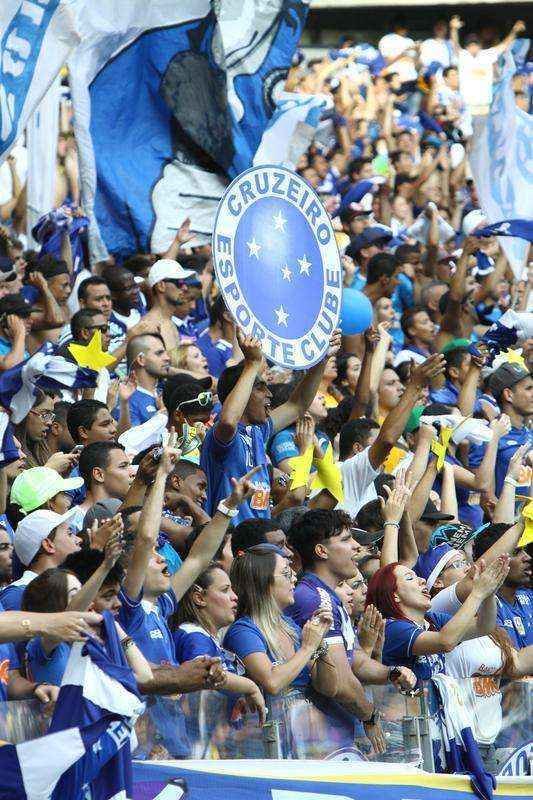 Mais de 46 mil torcedores festejaram a vitria do Cruzeiro sobre o Fluminense, no Mineiro, por 2 a 1. Clube celeste ergueu o trofu de campeo brasileiro de 2014.